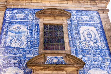 Foto de Fachada de la Capilla de Santa Catarina, Capilla de las Almas o Capela das Almas, decorada con azulejos de azulejo azul en el casco antiguo de Oporto o Oporto, Portugal - Imagen libre de derechos