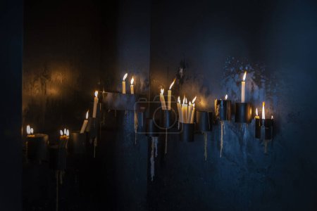 Bougies ardentes à l'intérieur de la chapelle de Santa Catarina, chapelle des âmes ou Capela das Almas, décorées de tuiles azulejo bleues dans la vieille ville de Porto ou Porto, Portugal