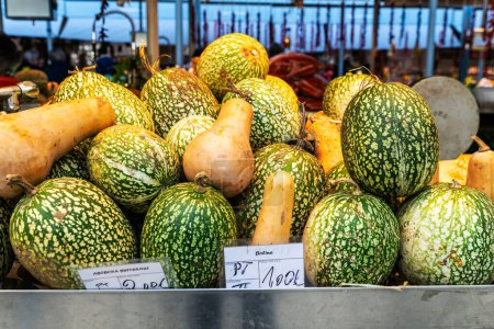 Foto de Montón de melones y mantequilla Abobora, calabaza o calabaza en una tienda de frutas y verduras en el mercado de Bolhao, mercado de alimentos callejeros en Oporto u Oporto, Portugal - Imagen libre de derechos
