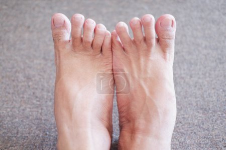Foto de Primer plano del pie humano en el suelo, poca profundidad de campo - Imagen libre de derechos