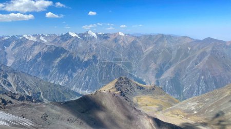 Foto de Pico Komsomolets de escalada, Parque Nacional Ala-Archa, Kirguistán. Vista desde la altura de las montañas kirguisas. Hermoso paisaje de verano de montaña. - Imagen libre de derechos