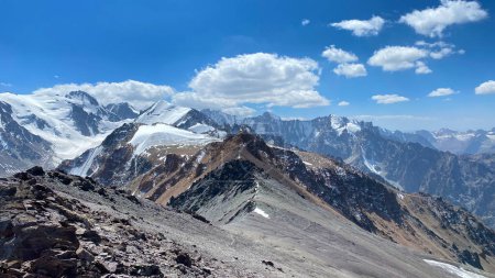 Foto de Hermoso paisaje de verano de montaña. Increíble vista de las montañas nevadas alrededor del Pico Komsomolets, Parque Nacional Ala-Archa, Kirguistán. Vista desde lo alto de las majestuosas montañas kirguisas. - Imagen libre de derechos