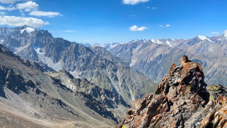 Foto de Montañas de Kirguistán, Asia. Vista desde la altura de un hermoso valle montañoso. Paisaje de verano. Pico Komsomolets de escalada, Parque Nacional Ala-Archa, Kirguistán. Picos nevados en la distancia. - Imagen libre de derechos