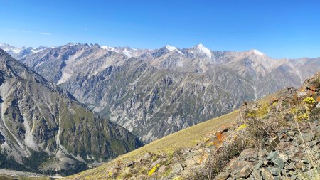Foto de Hermosas montañas de Kirguistán. Paisaje de verano. Vistas desde el ascenso del Pico Komsomolets, Parque Nacional Ala-Archa, Kirguistán. Increíble valle de montaña. Picos nevados en la distancia. - Imagen libre de derechos