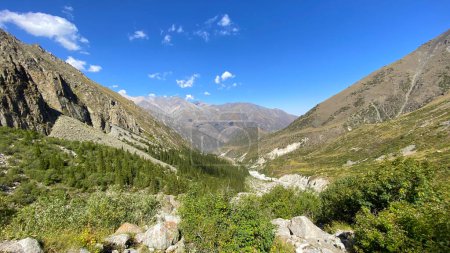 Foto de Hermoso valle verde montaña. Parque Nacional Ala Archa en Kirguistán. Increíbles rocas, crestas, picos y montañas de Kirguistán. Vacaciones activas de verano. - Imagen libre de derechos