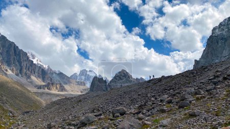 Foto de En el acercamiento a la cabaña de Ratsek, el Parque Nacional Ala Archa en Kirguistán. Hermosas rocas, laderas, crestas, picos y montañas de Kirguistán. Vacaciones de verano activas. Increíble valle de montaña. - Imagen libre de derechos