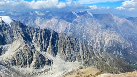 Foto de Parque Nacional Ala Archa. Vista desde la altura de las montañas de la cresta kirguisa. Increíble paisaje de montaña. Vacaciones de verano activas. Picos cubiertos de nieve, rocas, colinas y laderas. - Imagen libre de derechos