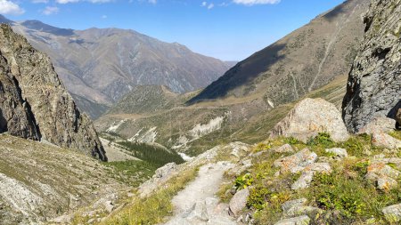 Foto de Increíble valle de montaña. Parque Nacional Ala Archa en Kirguistán. Hermosas rocas, laderas, crestas, picos y montañas de Kirguistán. Vacaciones activas de verano. - Imagen libre de derechos