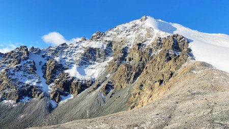 Foto de Hermoso paisaje de montaña. Parque Nacional Ala-Archa, Kirguistán. Cordilleras cubiertas de nieve, rocas, laderas y picos de la cordillera de Kirguistán. Vacaciones activas en Asia. - Imagen libre de derechos