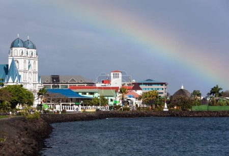 Der Morgen Blick auf einen bewölkten Himmel mit einem Regenbogen über Apia Innenstadt und Kathedrale (Samoa).