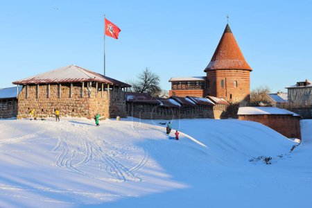 Foto de La vista de la tarde de invierno del castillo histórico Kaunas del siglo XIV y la bandera alternativa de Lituania. - Imagen libre de derechos