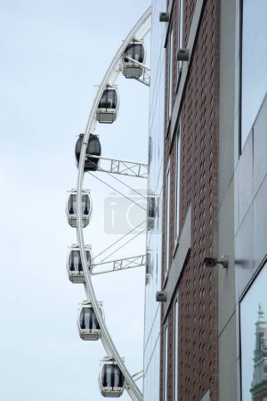 Foto de La vista abstracta de la rueda de observación y un edificio moderno en la ciudad de Gdansk (Polonia). - Imagen libre de derechos