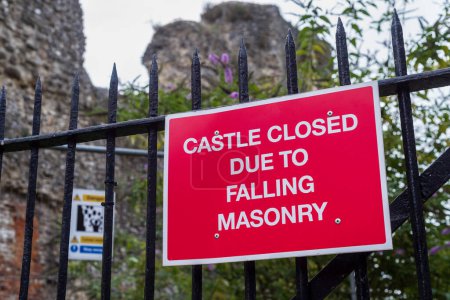 Téléchargez les photos : Canterbury, Angleterre - 9 octobre 2022 : Fermeture de la porte, panneau d'avertissement en maçonnerie tombant sur la porte le 21 septembre 2022 à la ruine du château de Canterbury, Kent, Angleterre, Royaume-Uni. - en image libre de droit