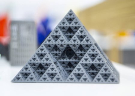 Téléchargez les photos : Pyramide abstraite imprimée sur imprimante 3D. Photopolymère d'objet imprimé sur imprimante 3D stéréolithographique. Technologie de photopolymérisation liquide sous lumière UV. Nouvelle technologie d'impression 3D additive - en image libre de droit