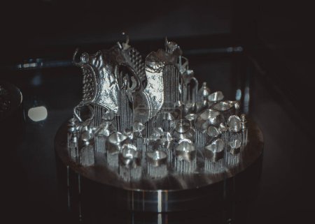 Foto de Objeto impreso en primer plano de la impresora 3D de metal. Objeto impreso en máquina de sinterización láser. Impresión de impresora 3D moderna a partir de polvo metálico. Concepto aditivo progresivo DMLS, SLM, SLS - Imagen libre de derechos