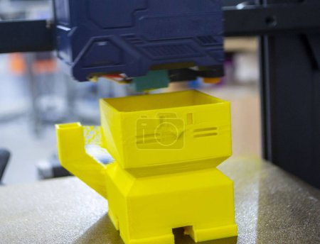 Foto de Impresora 3D de trabajo que imprime un objeto de plástico. Impresión de un modelo de plástico fundido utilizando una impresora 3D. Creación de un formulario por una impresora 3D. Aditivo progresivo nueva tecnología de impresora 3D moderna - Imagen libre de derechos