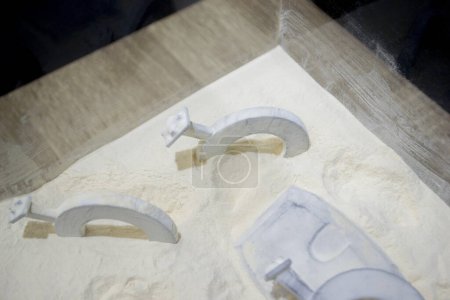 Téléchargez les photos : Objets imprimés sur une imprimante 3D à partir de polyamide poudré couché en poudre de polyamide blanc. Modèles imprimés sur une imprimante 3D à partir d'un gros plan en plastique poudré. MJF Multi Jet Fusion. Technologie d'impression 3D - en image libre de droit