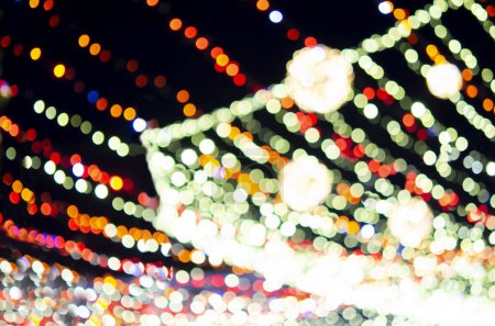 Foto de Gran árbol de Navidad de Año Nuevo decorado con luminosas guirnaldas multicolores e iluminación por la noche. Árbol de Navidad con luces intermitentes. Fondo borroso. Vacaciones de Año Nuevo y Navidad - Imagen libre de derechos