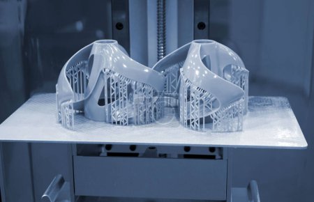 Modèles imprimés sur imprimante 3D close-up. Objets imprimés sur l'imprimante 3D photopolymère sla à partir de résines photopolymères liquides sur la plate-forme d'impression à l'intérieur de l'imprimante 3D. Technologie additive progressive moderne.