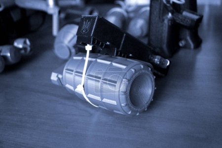 Modelo prototipo de munición granada impresa en impresora 3D. Pequeños modelos de granada arma defensiva impresa en la impresora 3D de plástico fundido en la mesa. Nueva tecnología de impresión de innovación moderna