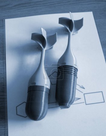 Modelo prototipo de punta de bomba cohete impreso en impresora 3D. Pequeños modelos de aletas de cola, cono de cola impreso en la impresora 3D de plástico fundido. Armas militares. Nueva tecnología de impresión de innovación moderna