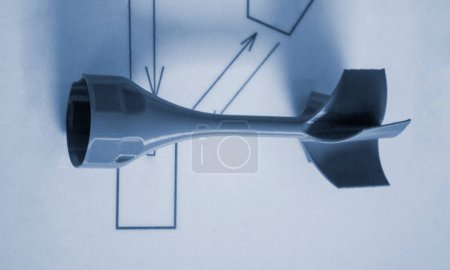 Prototyp-Modell einer Raketentopfspitze auf 3D-Drucker gedruckt. Kleine Modelle von Schwanzflossen, Schwanzkegel auf 3D-Drucker aus geschmolzenem Plastik auf dem Tisch. Neue, moderne Drucktechnologie