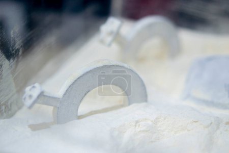 Polvo y objeto de poliamida blanca impresos en 3D a partir del primer plano de polvo de poliamida blanca. Polvo de poliamida para crear objetos en impresora 3D. Aditivo MJF Multi Jet Fusion tecnologías. Termoplástico