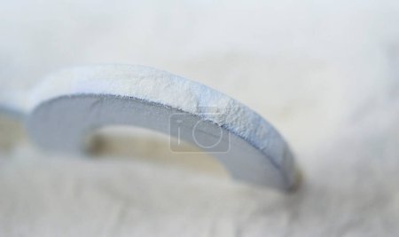 Poudre de polyamide blanc et objet sur impression 3D à partir de poudre de polyamide blanc close-up. Poudre de polyamide pour créer des objets sur imprimante 3D. Additif MJF Multi Jet Fusion technologies. Thermoplastique