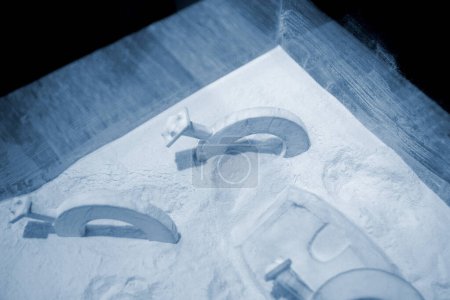 Weißes Polyamid-Pulver und Objekt auf 3D-Druck aus weißem Polyamid-Pulver in Nahaufnahme. Polyamid-Pulver zur Herstellung von Objekten auf 3D-Druckern. Additive MJF Multi Jet Fusion Technologien. Thermoplast