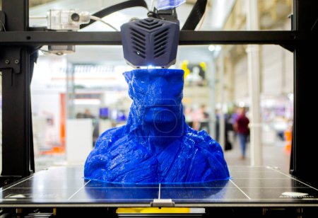 Der 3D-Drucker druckt ein Objekt. Der Prozess des Drucks von Modellen auf 3D-Drucker. Modell gedruckt auf 3D-Drucker aus geschmolzenem Kunststoff. 3D-Drucktechnologien. Additiv progressive neue moderne Drucktechnologie