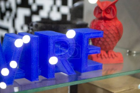 Abstraktes Kunstobjekt Buchstaben auf 3D-Drucker gedruckt. Farbiges blaues, kreatives Modell, gedruckt auf einem 3D-Drucker aus geschmolzenem ABS, PLA-Kunststofffaden. Objekt gedruckter FDM-Drucker. Additive neue moderne Technologie