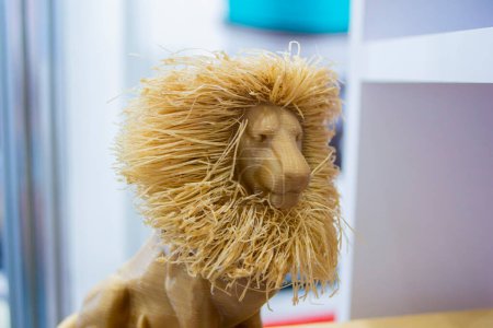 Objet d'art abstrait imprimé sur imprimante 3D. Imprimante 3D imprimée par lion de modèle créatif brun clair coloré à partir d'un filament en plastique ABS PLA fondu. Imprimante FDM imprimée par objet. Additif nouvelle technologie moderne