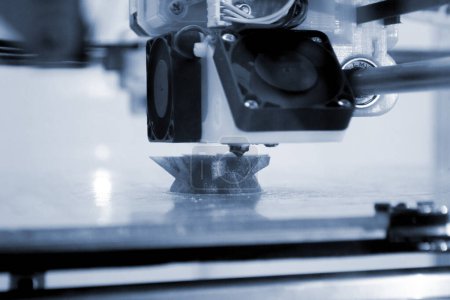 Der 3D-Drucker druckt ein Objekt. Der Prozess des Drucks von Modellen auf 3D-Drucker. Modell gedruckt auf 3D-Drucker aus geschmolzenem Kunststoff. 3D-Drucktechnologien. Additiv progressive neue moderne Drucktechnologie