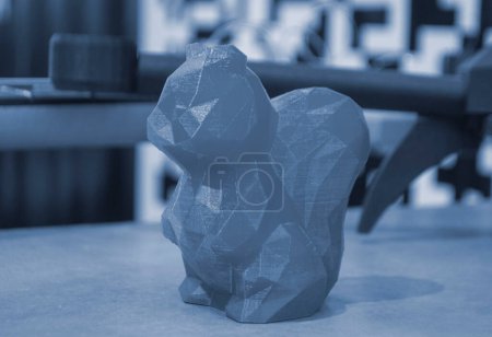 Abstraktes Kunstobjekt, gedruckt auf 3D-Drucker. Blaues, kreatives Eichhörnchen, gedruckt auf einem 3D-Drucker aus geschmolzenem ABS-PLA-Kunststoff-Filament. Objekt gedruckter FDM-Drucker. Additiv fortschrittliche moderne Technologie