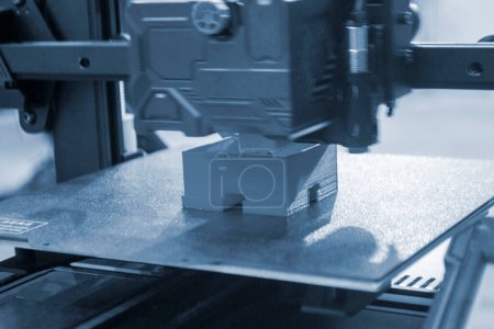 3D-Drucker druckt Objekt. Der Prozess des Drucks von Modellen auf 3D-Drucker. Modell gedruckt auf 3D-Drucker aus geschmolzenem Kunststoff. 3D-Drucktechnologien. Additiv fortschrittliche neue moderne Technologie. Blaue Farbe