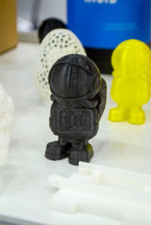 Objet d'art abstrait imprimé sur imprimante 3D. Modèle créatif coloré imprimé sur imprimante 3D en ABS fondu, filament en plastique PLA. Objet imprimé sur imprimante FDM. Additif progressif nouvelle technologie moderne