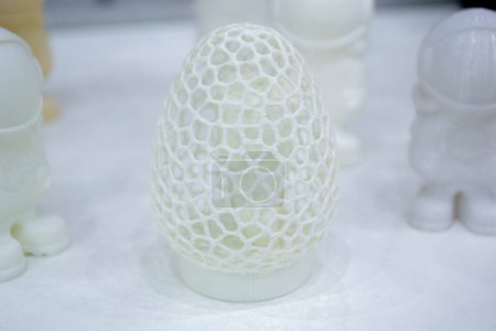 Objeto de arte abstracto impreso en una impresora 3D. Modelo creativo blanco impreso en impresora 3D de ABS fundido, filamento de plástico PLA. Objeto impreso en la impresora FDM. Aditivo progresivo nueva tecnología moderna