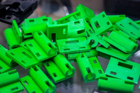 Objet d'art abstrait imprimé sur imprimante 3D. Détails verts créatifs colorés imprimés sur imprimante 3D à partir de filament en plastique ABS PLA fondu. Imprimante FDM imprimée par objet. Additif technologie moderne progressive