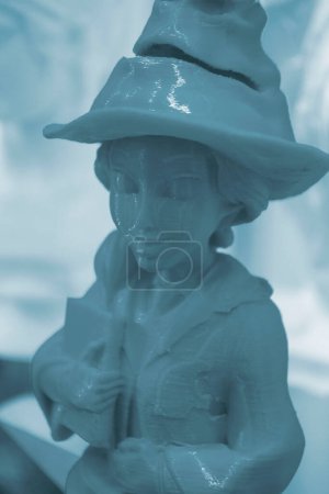 Abstraktes Kunstobjekt, gedruckt auf 3D-Drucker. Farbige blaue kreative Modell Mädchen mit Hut auf 3D-Drucker aus geschmolzenem ABS-PLA-Kunststoff-Filament gedruckt. Objekt gedruckter FDM-Drucker. Additiv-moderne Technologie