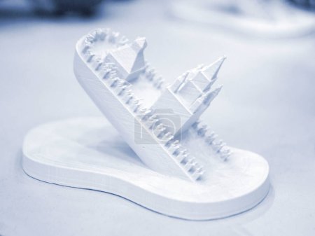 Abstraktes Kunstobjekt, gedruckt auf 3D-Drucker. Weißes, kreatives Modell, gedruckt auf einem 3D-Drucker aus geschmolzenem ABS, PLA-Kunststofffaden. Objekt auf FDM-Drucker gedruckt. Additiv progressive neue moderne Technologie