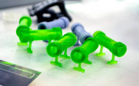 3D-gedrucktes Objekt aus Harzpolymerisation. Teile, die auf 3D-Druckern aus gehärtetem Harz hergestellt werden. Details, die mittels SLA-Drucktechnologie auf 3D-Drucker gedruckt werden. Neue moderne additive 3D-Drucktechnologien
