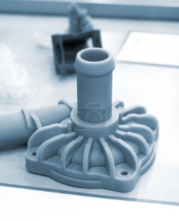 3D-gedrucktes Objekt aus Harzpolymerisation. Teile, die auf 3D-Druckern aus gehärtetem Harz hergestellt werden. Details, die mittels SLA-Drucktechnologie auf 3D-Drucker gedruckt werden. Neue moderne additive 3D-Drucktechnologien