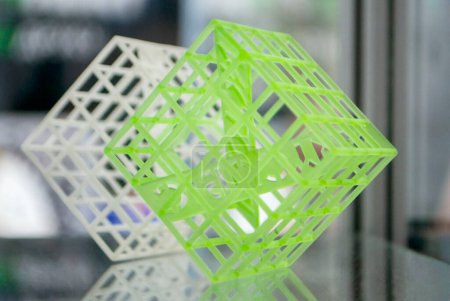 Objet imprimé en 3D issu de la polymérisation de la résine. Pièces créées sur imprimante 3D à partir de résine durcie. Détails imprimés sur imprimante 3D en utilisant la technologie d'impression SLA. Nouvelles technologies modernes d'impression 3D additive