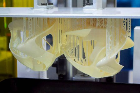 Prozess SLA 3D-Druck. Prozessdruck auf dem 3D-Drucker mittels SLA-Drucktechnologie. 3D-gedrucktes Objekt aus Harzpolymerisation. Objekt, das auf einem 3D-Drucker aus gehärtetem Harz hergestellt wurde. Drucktechnik