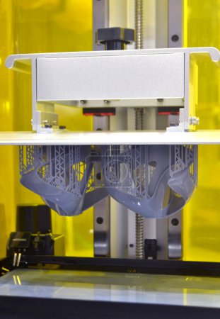 Prozess SLA 3D-Druck. Prozessdruck auf dem 3D-Drucker mittels SLA-Drucktechnologie. 3D-gedrucktes Objekt aus Harzpolymerisation. Objekt, das auf einem 3D-Drucker aus gehärtetem Harz hergestellt wurde. Drucktechnik