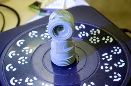 3D-Scannen von Objekten. Dreidimensionaler Scanner mit blauer Laser-volumetrischer Scanoberfläche des Objekts für das Prototyping. Hohe Präzision neue Innovation moderne Technologie Ausrüstung. Genauigkeit der Wissenschaft
