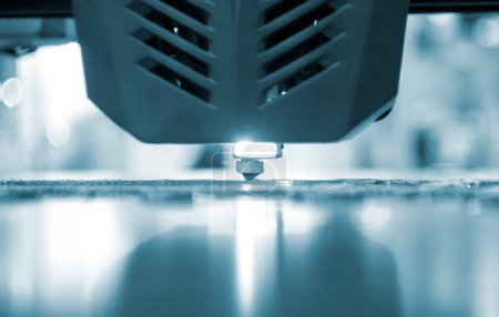 Impresora 3D trabajando de cerca. La impresora 3D imprime un modelo a partir de un primer plano de plástico amarillo fundido. Objeto de impresión de impresora 3D. Nuevas tecnologías modernas de prototipado. Tecnología de alta tecnología progresiva aditiva.
