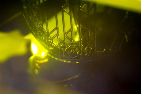 Die Arbeit von Photopolymer sla 3D-Drucker. Plattform mit Bauobjekt, abgesenkt in flüssige Photopolymerharze und gehärtet unter UV-Laser. Progressive additive Technologie. 3D-Drucker