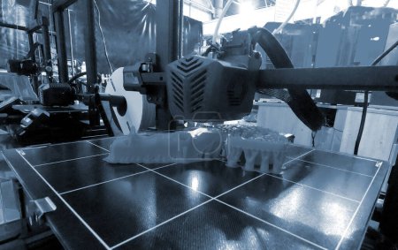 Abstrakter Objektdruck auf 3D-Druckern mit geschmolzenem Kunststoff in Nahaufnahme. Das Modell aus dem 3D-Drucker schmilzt aus Kunststoff. 3D-Prototyping. 3D-Design. Additive Druckertechnologie. Neue moderne Drucktechnologie