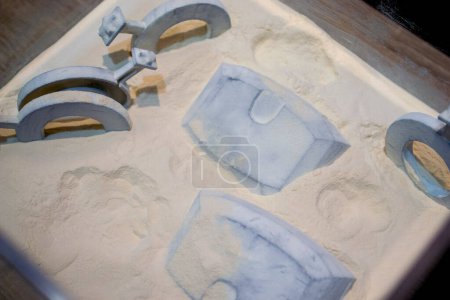 Polvo y objeto de poliamida blanca impresos en 3D a partir del primer plano de polvo de poliamida blanca. Polvo de poliamida para crear objetos en impresora 3D. Aditivo MJF Multi Jet Fusion tecnologías. Termoplástico